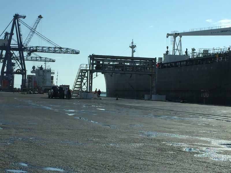 trasiego-de-combustoleo-de-buque-a-autotanque-marterraIMG 9717