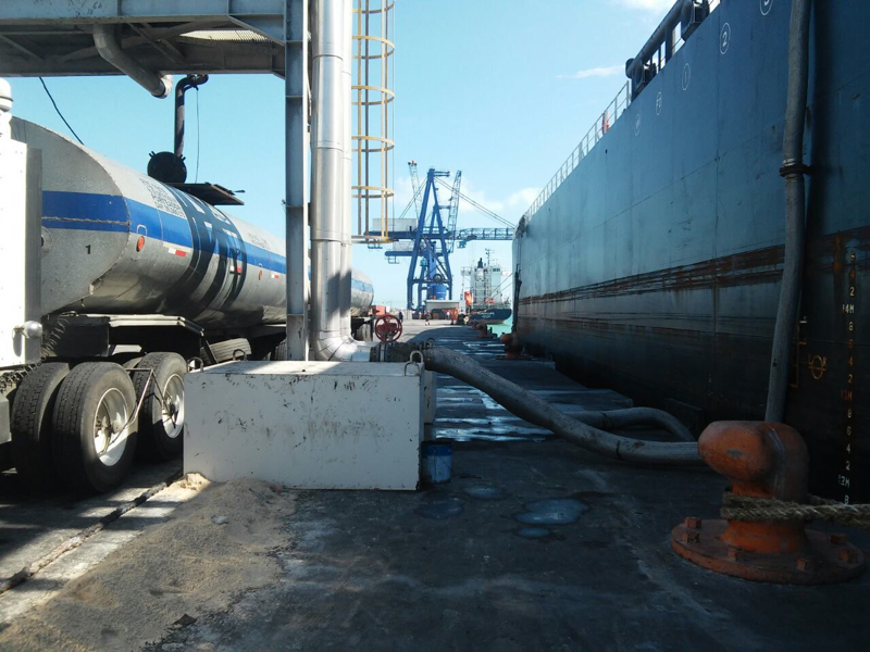 trasiego-de-combustoleo-de-buque-a-autotanque-marterraIMG 9742